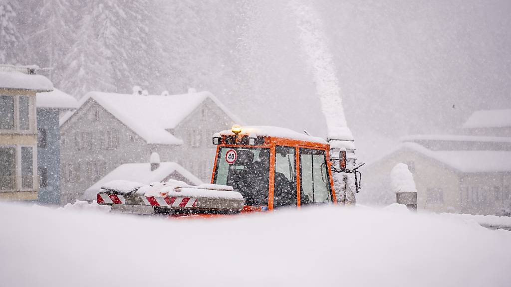Die starken Schneefälle - im Bild Göschenen am letzten Donnerstag - haben im Kanton Uri zu verschiedenen Strassensperrungen geführt. Bis am Sonntag hat sich die Lawinensituation etwas entspannt. (Archivaufnahme)