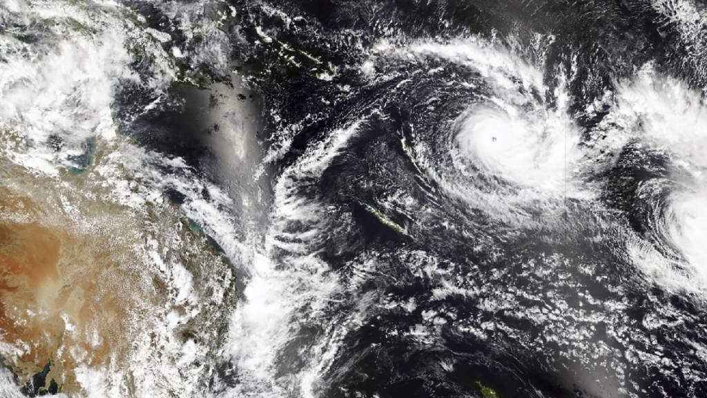 Dieses von NASA's Earth Observing System Data and Information System (EOSDIS) veröffentlichte Satellitenbild zeigt den Zyklon Yasa, oben rechts im Bild, nahe der Fidschi-Inseln.
