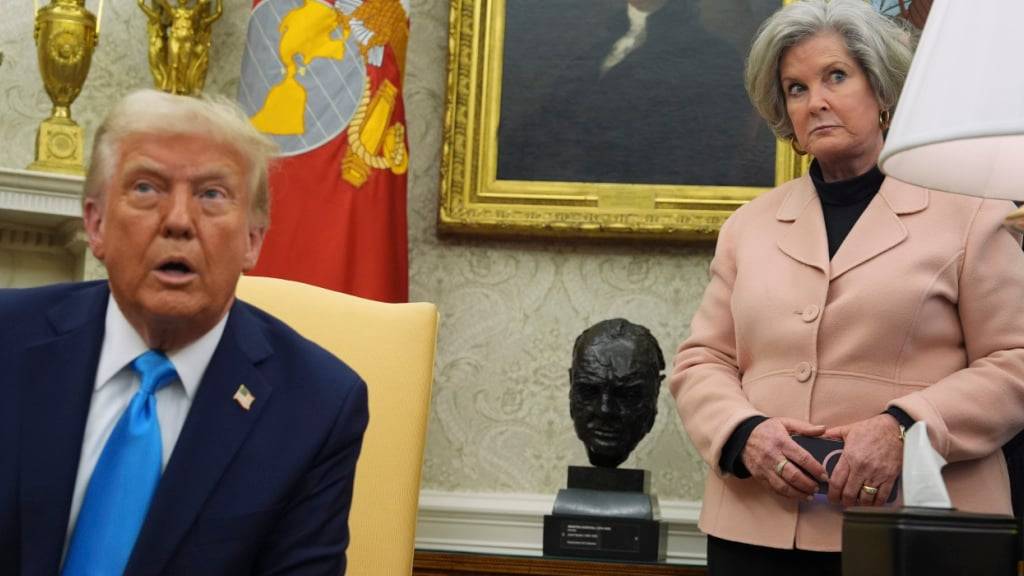 ARCHIV - Die Stabschefin des Weißen Hauses, Susie Wiles, hört zu, während US-Präsident Donald Trump im Oval Office des Weißen Hauses spricht. Foto: Evan Vucci/AP/dpa