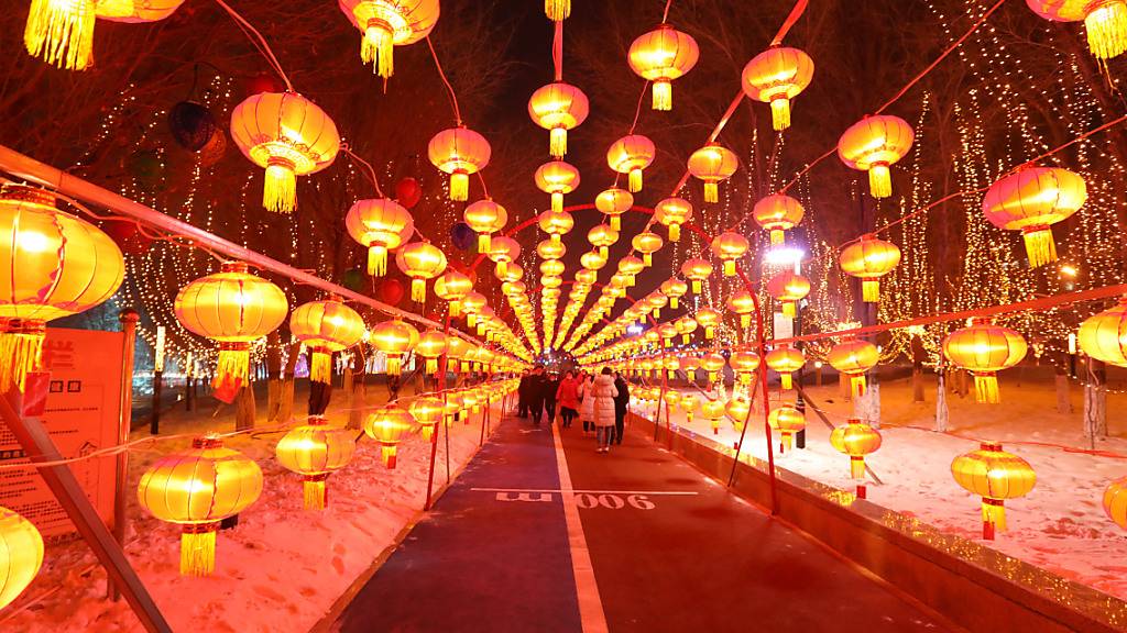 Das Laternenfest in Bortala findet zur Begrüßung des neuen Jahres statt. Die Chinesen erwarten das Jahr des Rindes. Nach dem schlimmen Corona-Jahr der Ratte soll es weniger turbulent werden. Foto: Tpg/TPG via ZUMA Press/dpa
