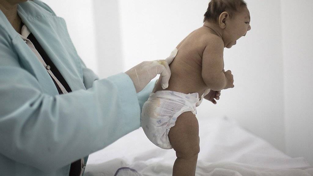 Vor allem in Brasilien hat sich seit Auftreten des Zika-Virus die Zahl der Neugeborenen stark erhöht. US-Forscher sind sich nun sicher, dass es einen Zusammenhang gibt. (Archivbild)