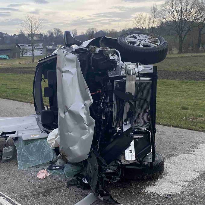 Nach Kollision mit zwei Autos in Kestenholz: Zwei Personen im Spital