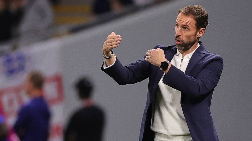 Englands Trainer Gareth Southgate gibt Anweisungen