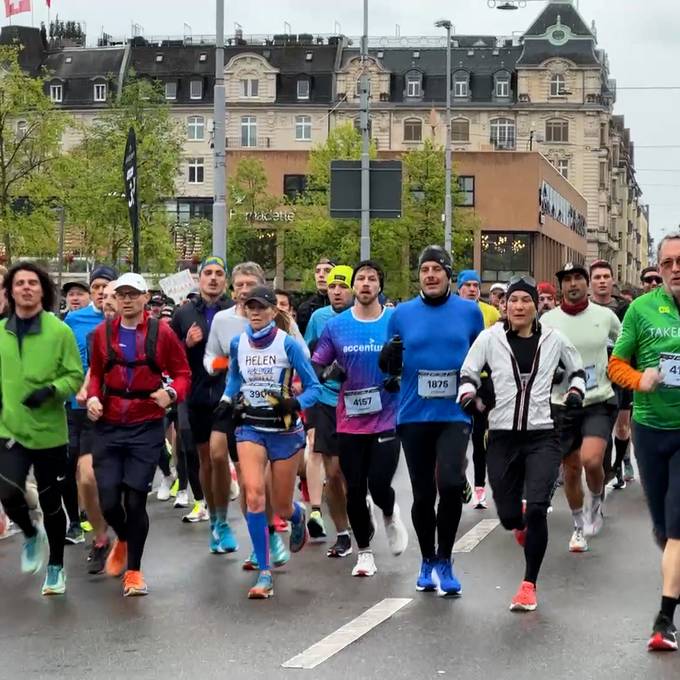 Läuferinnen und Läufer trotzen am Zürich Marathon dem Regen