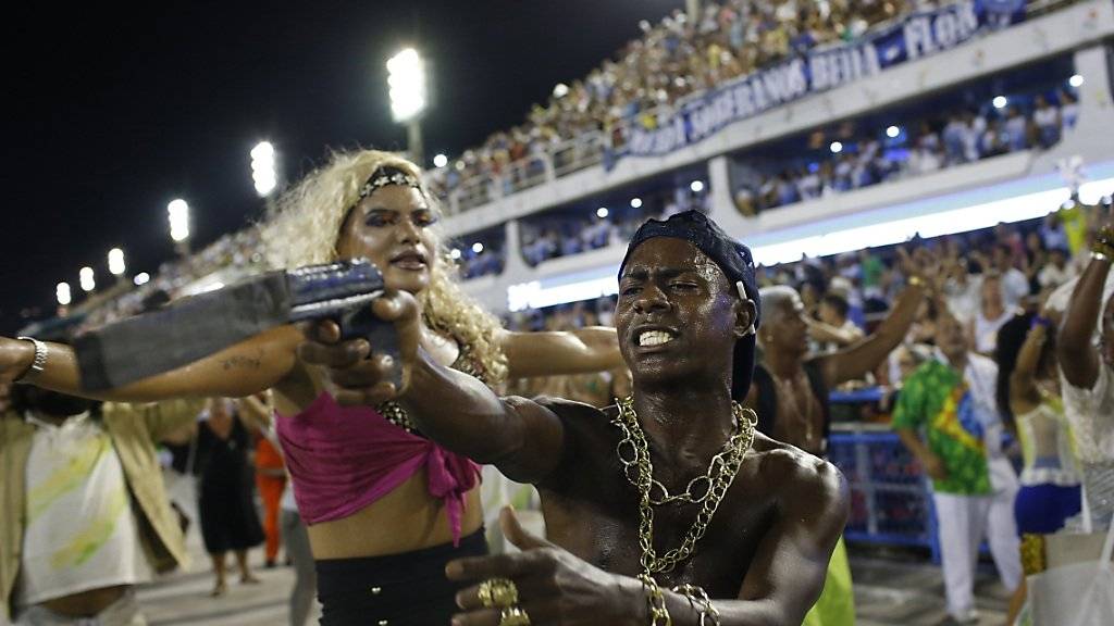 Diesjährige Sambaschulen-Parade in Rio ganz im Zeichen des Protests: Tänzer der Formation Beija Flor stellen eine Gewaltszene nach.