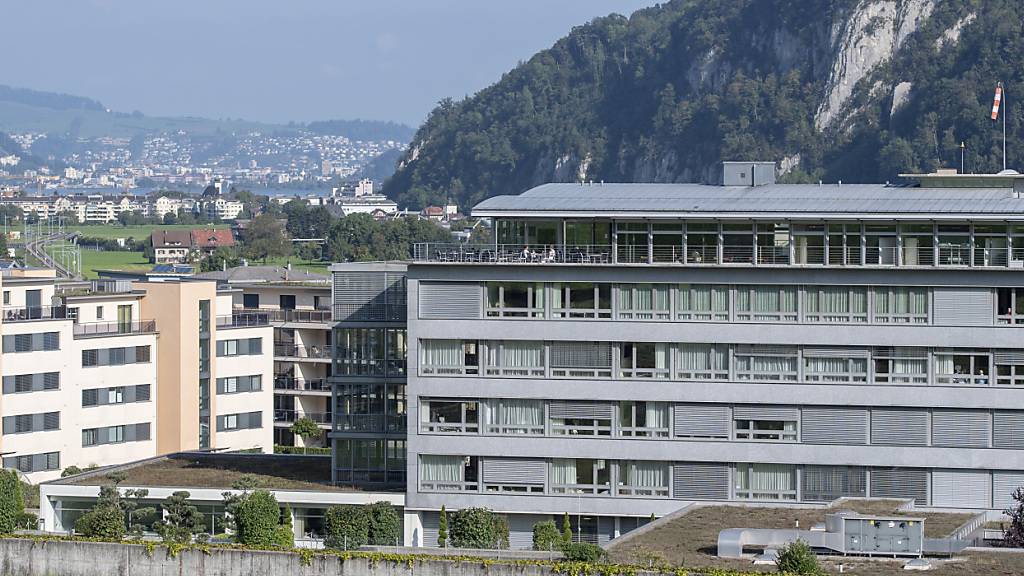 Das Spital Nidwalden in Stans mit dem 1964 erstellten Hauptgebäude. (Archivaufnahme)