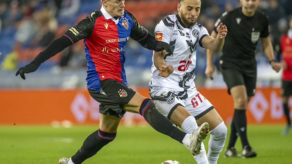 Zweikämpfe wie jener zwischen Basels Benjamin Kololli (links) und Hadj Mahmoud prägen das Spiel im St.-Jakob-Park