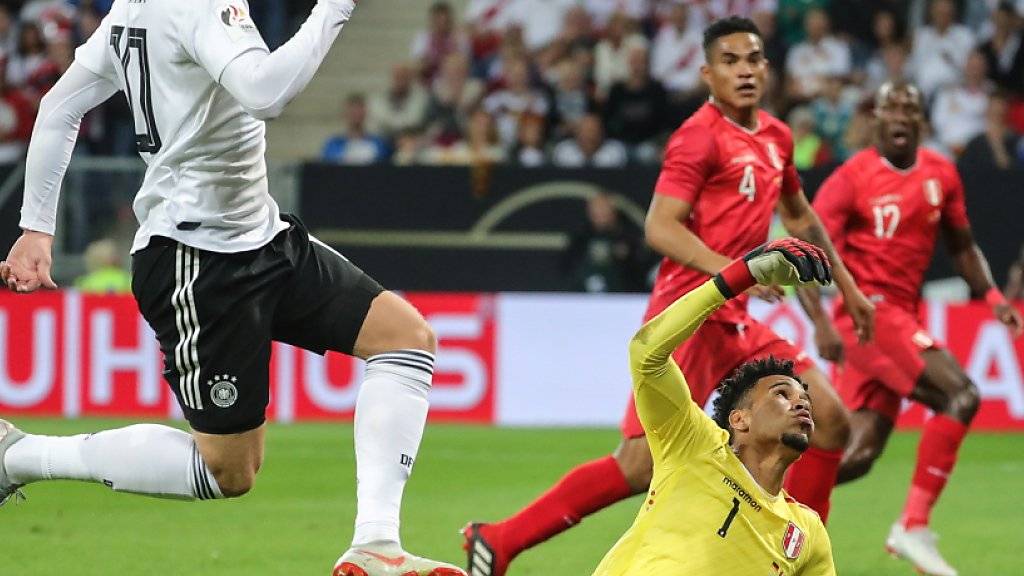 Julian Brandt lupft den Ball über Perus Goalie Pedro Gallese zum 1:1
