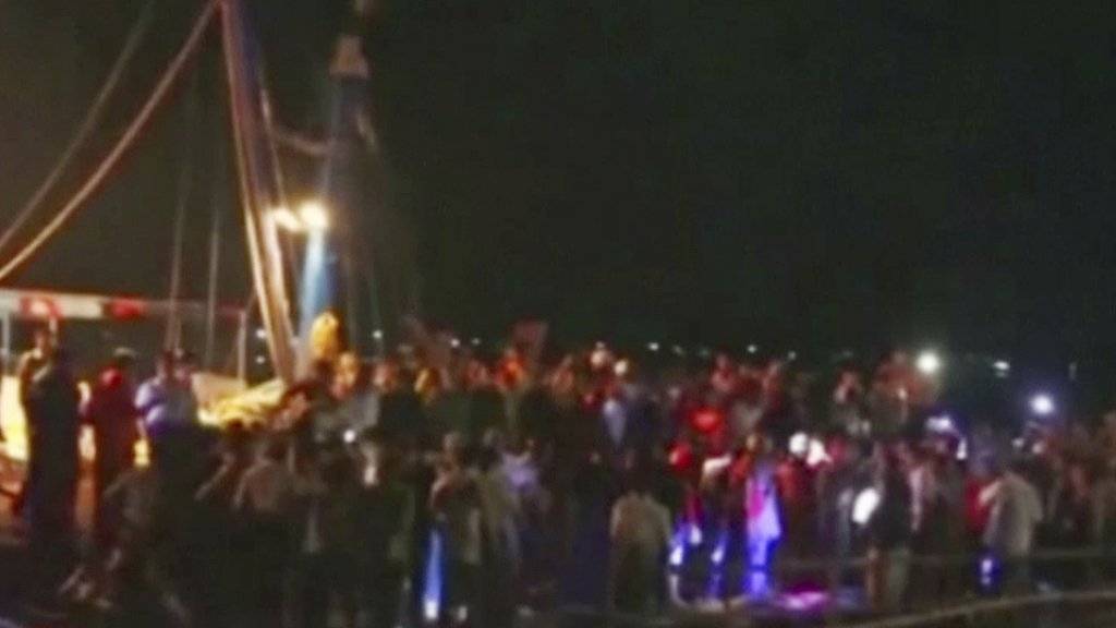 Rettungseinsatz am Flussufer: In Myanmar kollidieren ein Boot mit Hochzeitsgästen an Bord und ein Flusskahn in der Dunkelheit.
