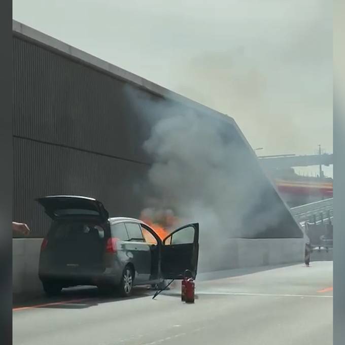 Auto brennt vor dem Tunnel lichterloh