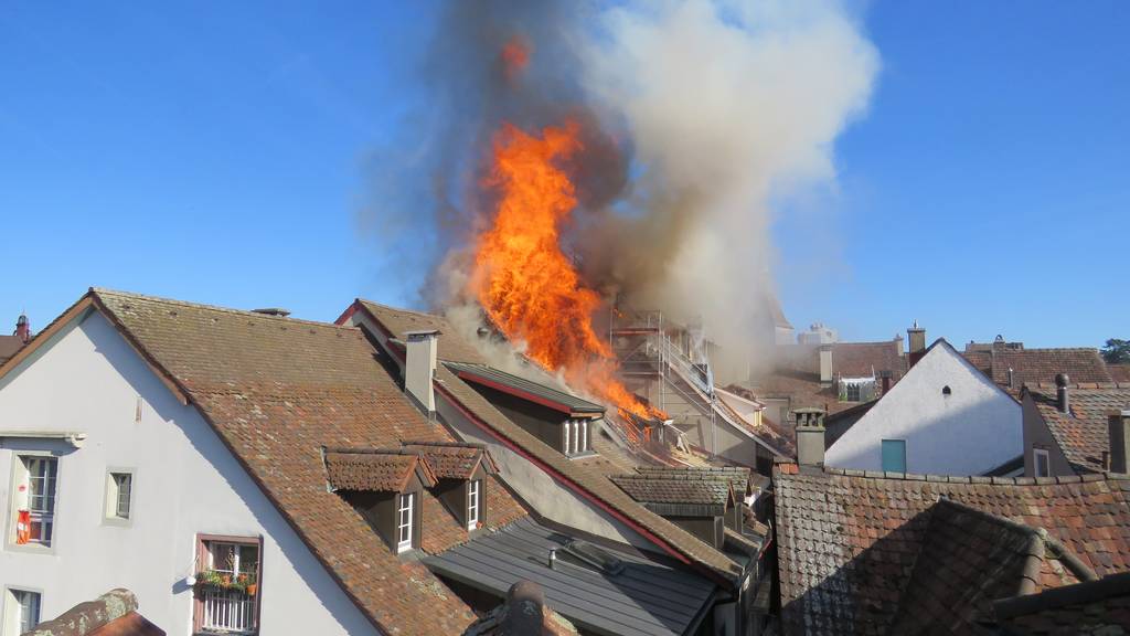 Passanten reagieren auf Altstadt Grossbrand in Aarau