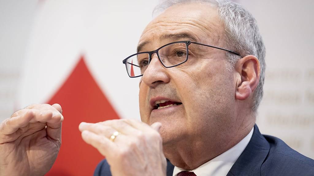 Landwirtschaftsminister Guy Parmelin erläutert vor den Medien, weshalb die Ernährungsinitiative dem Bundesrat zu weit geht.