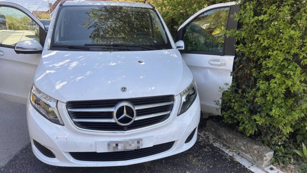 Ein 56-jähriger Mann wurde in Schmerikon zwischen einem Auto und einer Mauer eingeklemmt und dabei leicht verletzt.