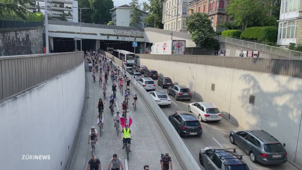Sicherheit und Rücksicht: Das wünschen sich Velofahrerinnen an der Jubiläums-Demo in Zürich