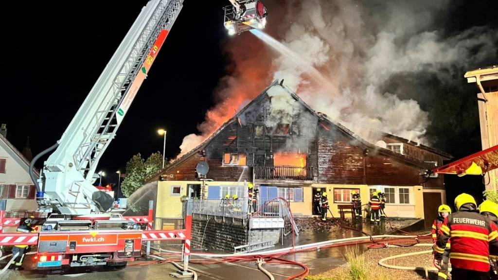 Das Mehrfamilienhaus wurde zum Raub der Flammen.