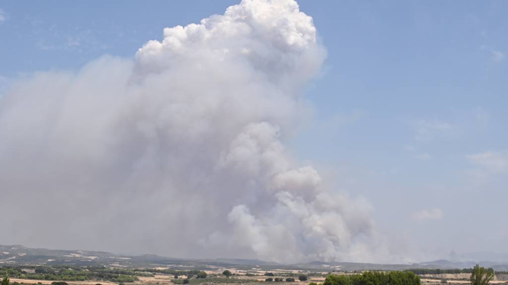 Eine Rauchsäule ist in der spanischen Region Aragonien zu sehen. Foto: Ramón Comet/EUROPA PRESS/dpa