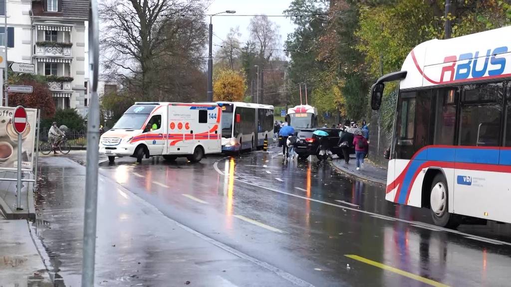 Kollision zwischen Bus und Auto bei der Maihof-Tankstelle – eine Person verletzt