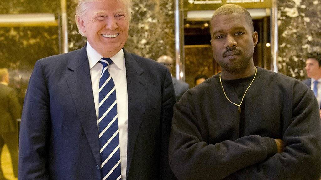 Donald Trump und Kanye West posieren am Dienstag in der Lobby des Trump Tower in New York. Worüber sie sich unterhalten haben? Das Leben, sagt Trump.