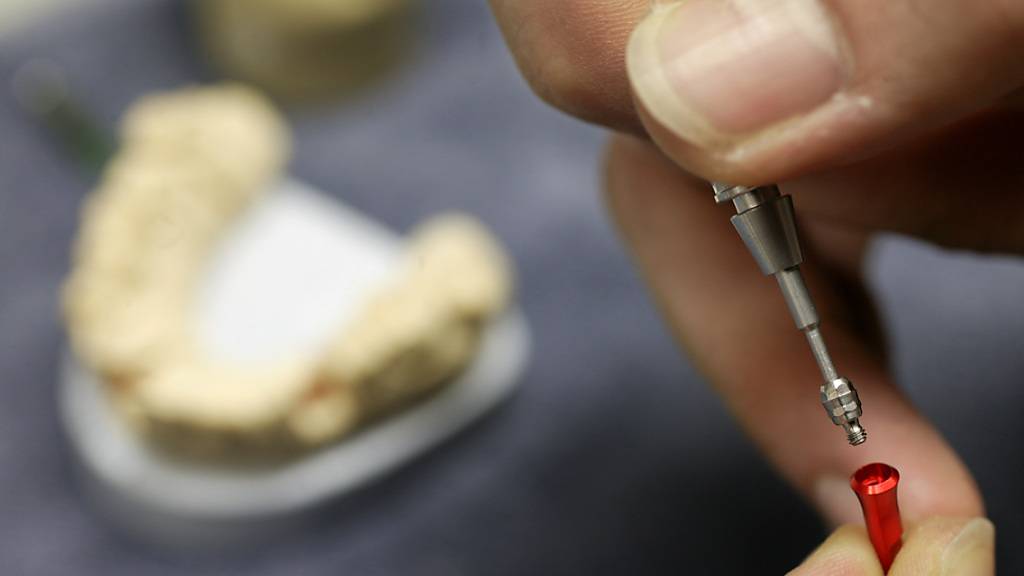 Dentaimplantate der Firma Straumann verkaufen sich weiterhin gut. (Archivbild)