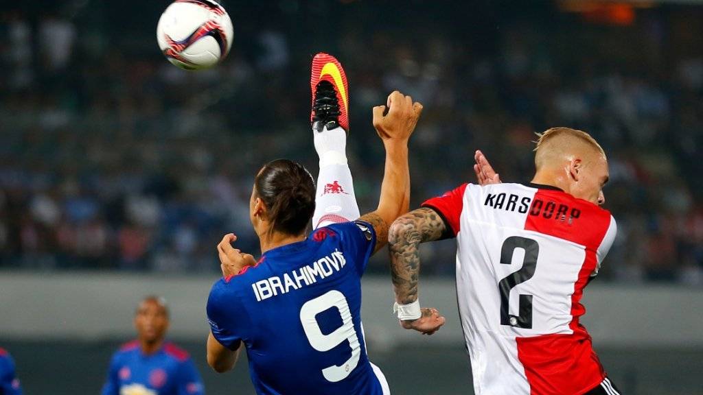 Der eingewechselte ManU-Star Zlatan Ibrahimovic (l., hier gegen Rick Karsdorp) konnte die Niederlage bei Feyenoord auch nicht verhindern