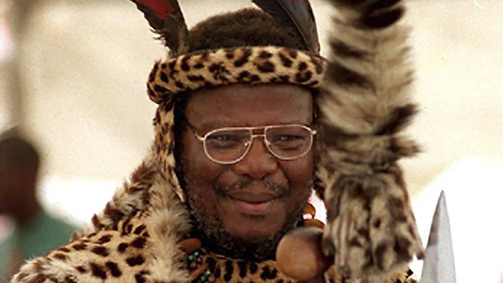 ARCHIV - Mangosuthu «Gatsha» Buthelezi, umstrittener Politiker und traditionelle Minister der großen südafrikanischen, in traditioneller Kleidung. Eine der umstrittensten Persönlichkeiten aus dem südafrikanischen Freiheitskampf ist tot. Mangosuthu «Gatsha» Buthelezi starb am Samstagmorgen (09.09.2023) im Alter von 95 Jahren, wie Präsident Ramaphosa auf X, vormals Twitter, schrieb. Foto: Uncredited/AP/dpa