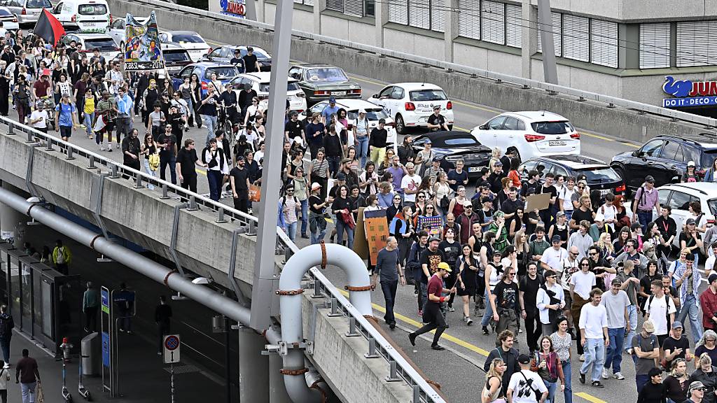 Tausende ziehen an Wohndemo durch die Zürcher Strassen