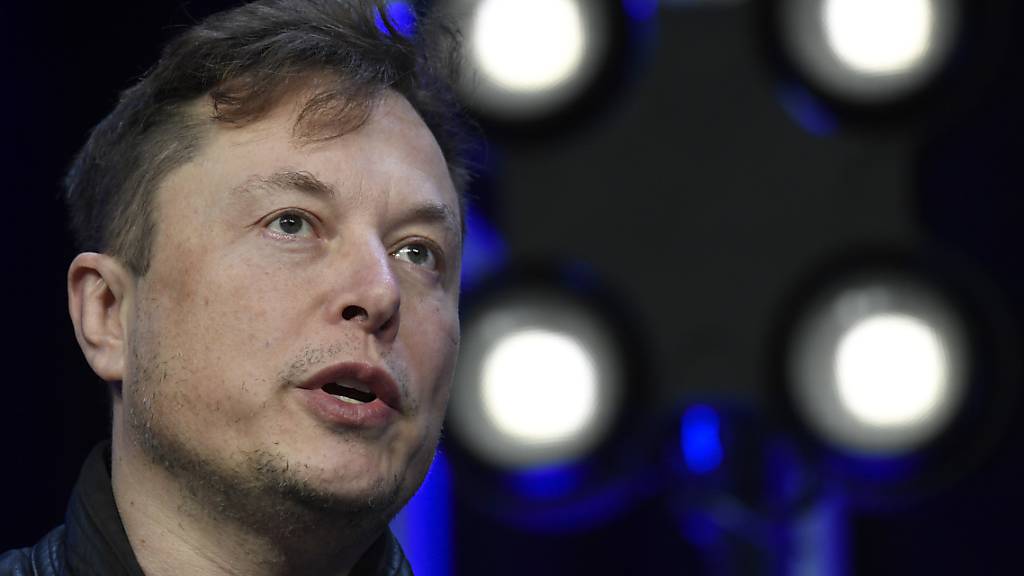 Nach aufsehenerregenden Twitter-Abstimmung: Tesla-Chef Elon Musk hat über 930'000 Tesla-Aktien verkauft und damit rund 1,1 Milliarden Dollar eingenommen. (Archivbild)
