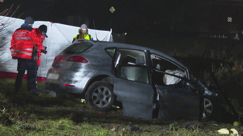 Tödlicher Unfall: Autolenker kracht mit voller Wucht in Rupperswil in eine Ampel