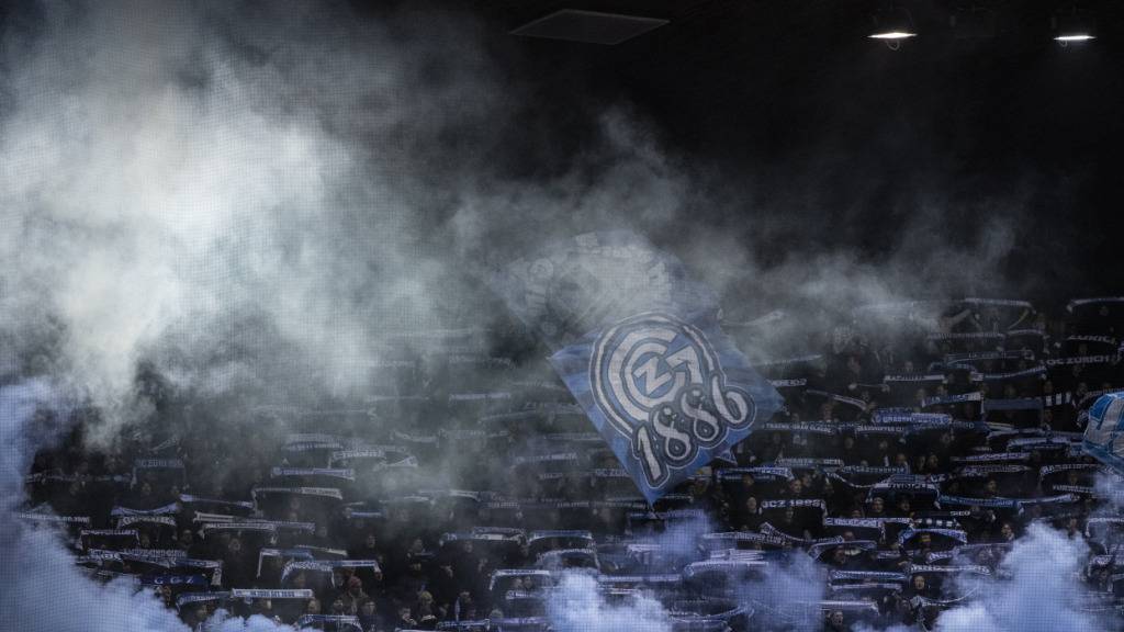 Das Bezirksgericht Zürich verurteilte am Mittwoch zwei GC-Fans zu bedingten Freiheitsstrafen. Sie waren Teil einer Gruppe, die gezielt auf FCZ-Fans losgegangen war. (Archivbild)