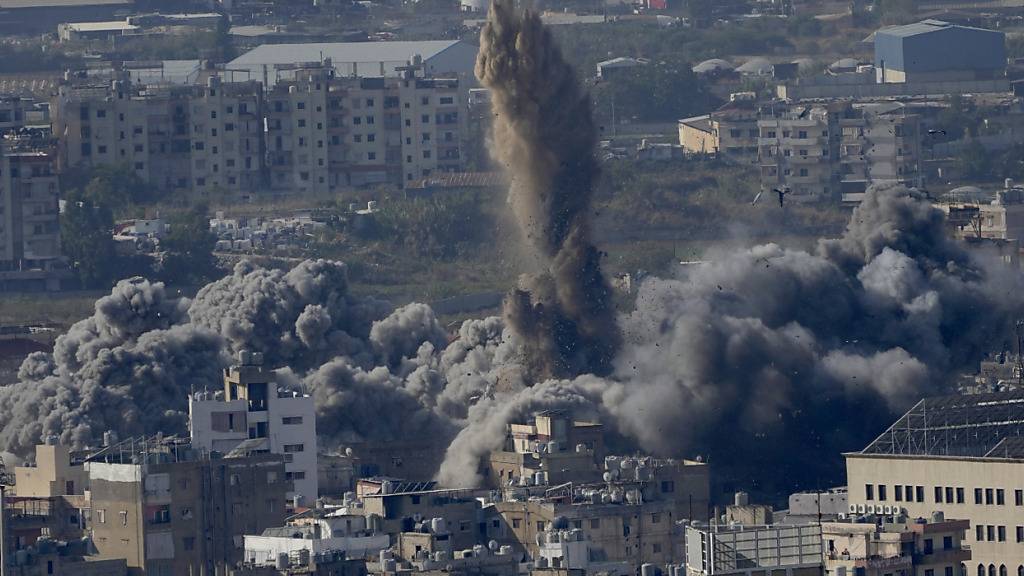 Rauch steigt zwischen Gebäuden auf, die bei einem israelischen Luftangriff in Dahieh, einem südlichen Vorort der libanesischen Hauptstadt, getroffen wurden. Foto: Hussein Malla/AP/dpa/dpa
