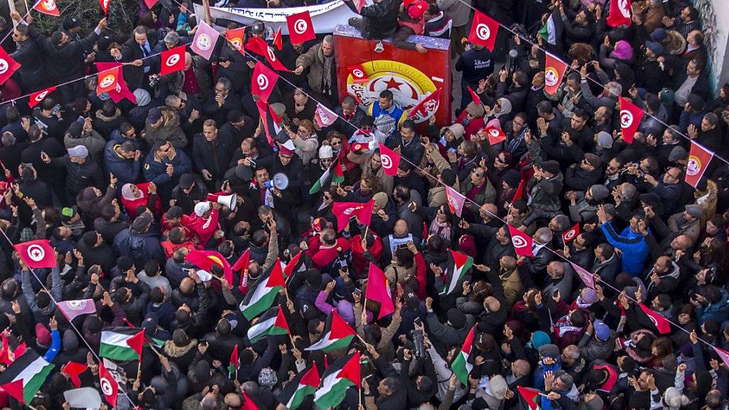 Tunesische Arbeitnehmer versammelten sich vor dem Hauptsitz des Gewerkschaftsdachverbandes UGTT in Tunis.