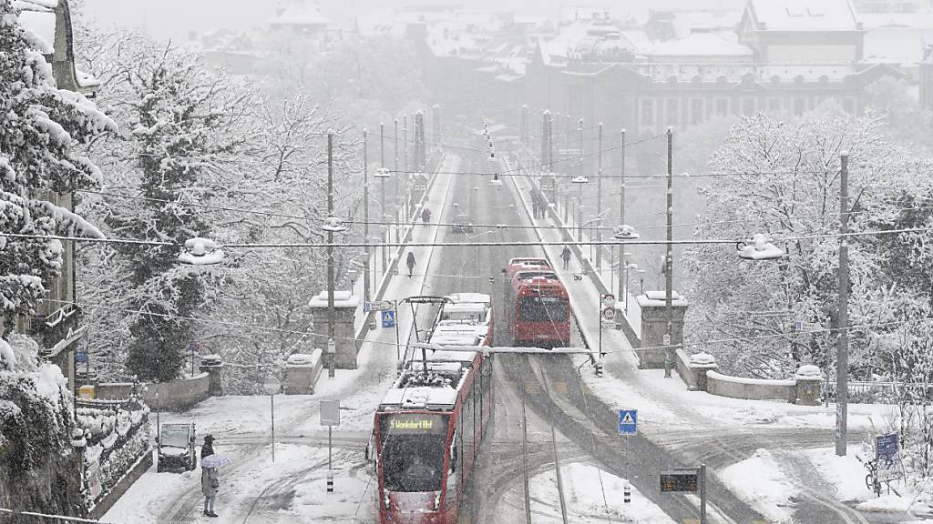 In der Stadt Bern mussten einige Buslinien zwischenzeitlich den Betrieb einstellen. (Archivbild)