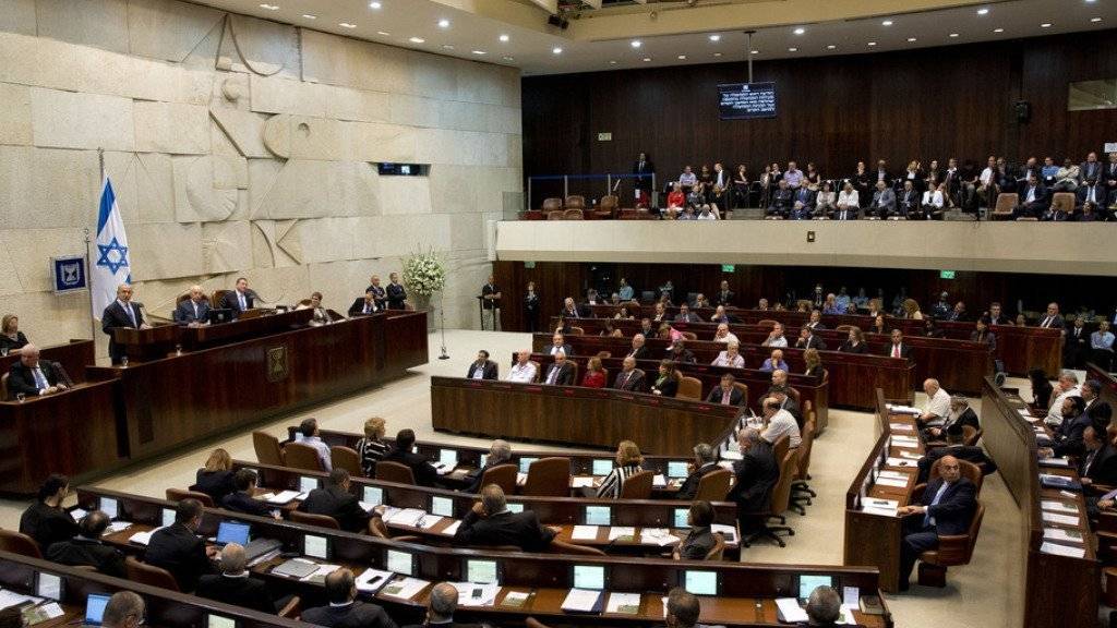 Das israelische Parlament, die Knesset, verabschiedete ein umstrittenes Gesetz, wonach Abgeordnete per Mehrheitsbeschluss aus der Kammer ausgeschlossen werden können. (Archiv)