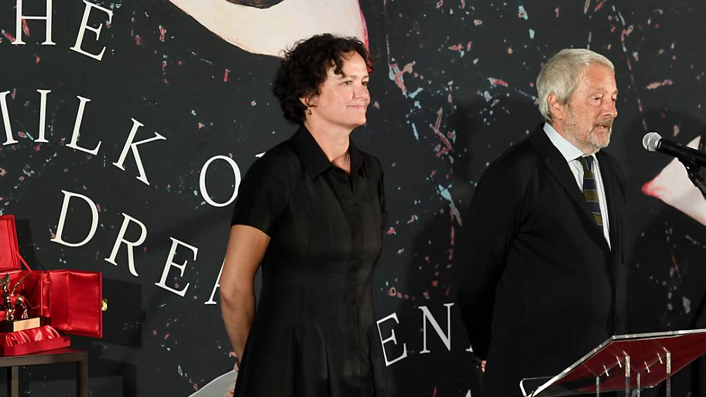 Die Kuratorin Cecilia Alemani (l) steht zusammen mit Roberto Cicutto, Präsident der Biennale von Venedig, auf der Bühne bei der Eröffnung der 59. Kunstbiennale. Foto: Felix Hörhager/dpa
