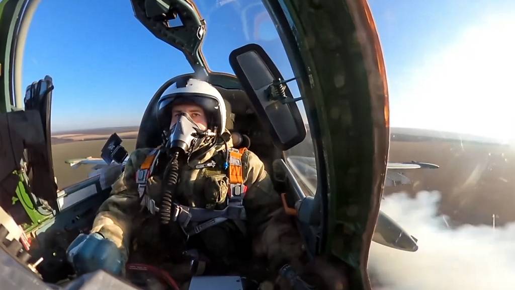 HANDOUT - Ein russischer Luftwaffenpilot ist im Cockpit seines Suchoi Su-25 Kampfflugzeugs während einem Einsatz über der Ukraine zu sehen. Foto: ---/Russian Defense Ministry Press Service via AP/dpa