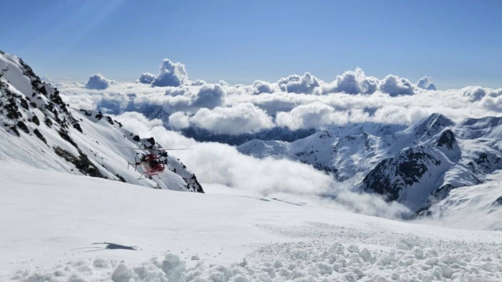 Ein 29-jähriger Skitourengänger ist am Sonntag im Wallis von einer Lawine erfasst worden und gestorben.