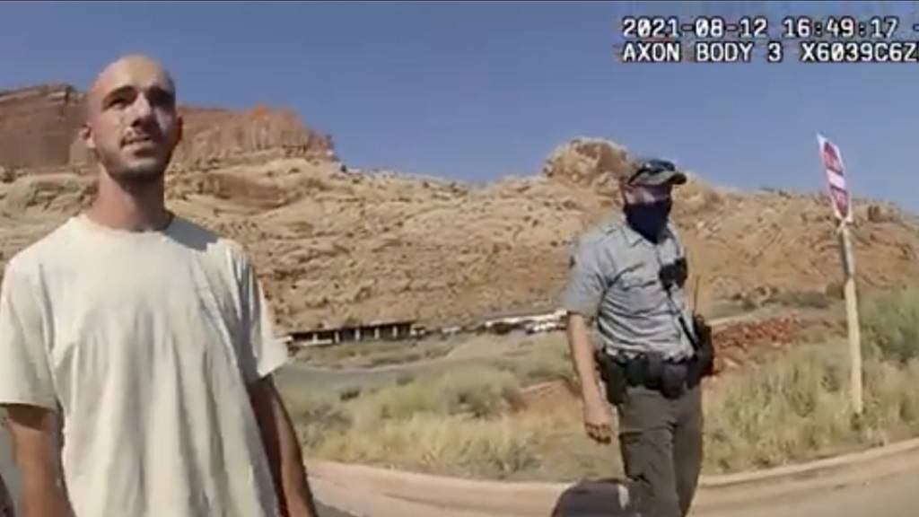 ieses Archivfoto vom 12. August 2021 aus einem von der Polizei von Moab, Utah, zur Verfügung gestellten Video zeigt Brian Laundrie im Gespräch mit einem Polizeibeamten.