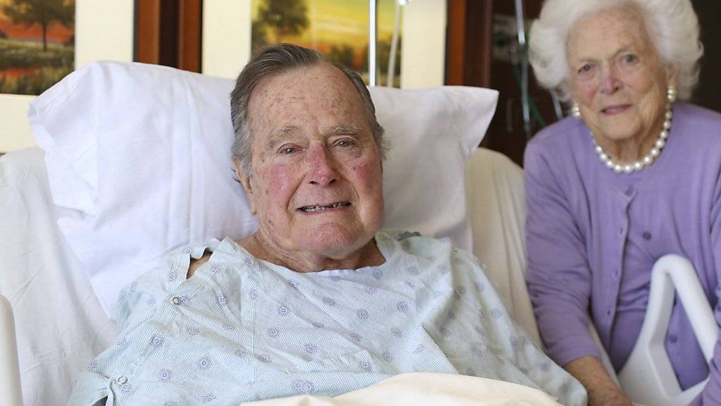 Besserung in Sicht: George Bush senior und seine Frau Barbara posieren im Spital.