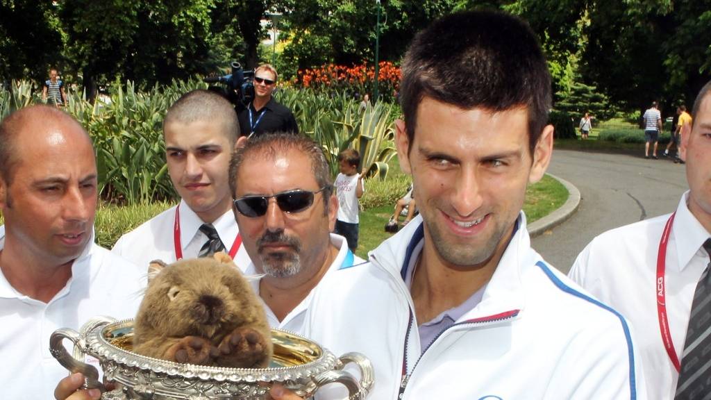 Der serbische Tennisprofi Novak Djokovic mit einem Plüsch-Wombat. In der Natur leiden Wombats unter einer speziellen Form der Krätze, deren Erreger in den langen, feuchten Höhlen der Beuteltiere besonders gut gedeihen. Das haben Roboter herausgefunden. (Symbolbild)