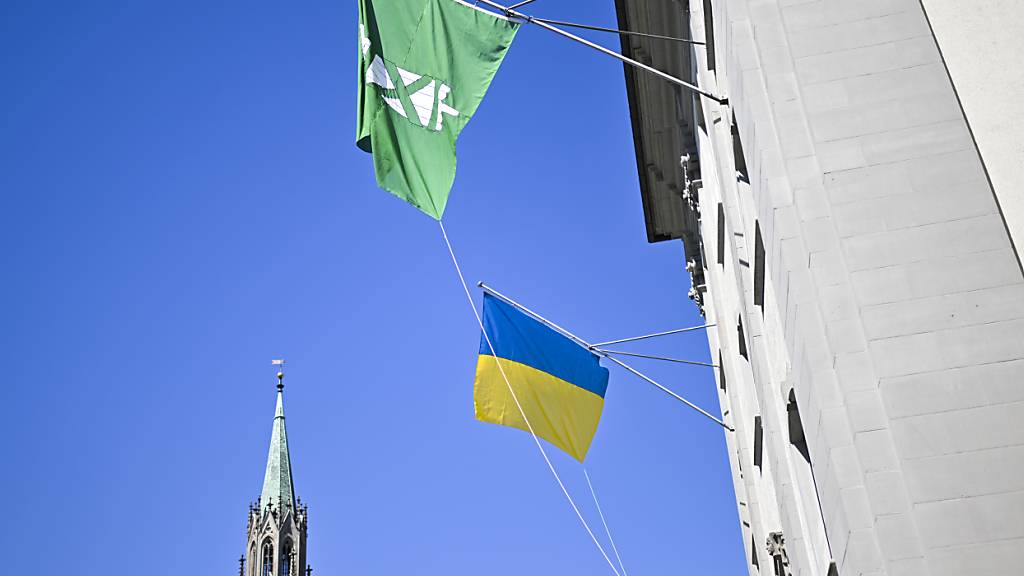 Die Kantonsregierung unterstützt einen Erholungsaufenthalt für Kinder und Jugendliche aus der Ukraine mit 100'000 Franken. Im Bild zu sehen ist die Flagge der Ukraine sowie diejenige des Kantons St. Gallen am Regierungsgebäude in St. Gallen. (Archivbild)