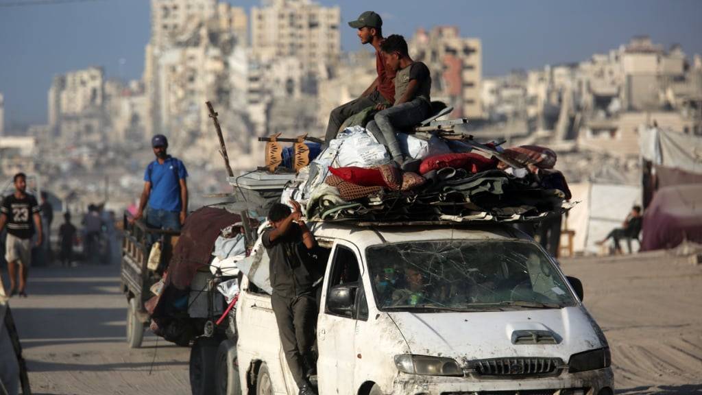 ARCHIV - Palästinenser fliehen mit ihren Habseligkeiten auf Fahrzeugen, Karren und zu Fuß, nachdem das israelische Militär gedroht hat, die Stadt Gaza aufgrund der anhaltenden israelischen Angriffe zu besetzen. Foto: Abed Rahim Khatib/dpa
