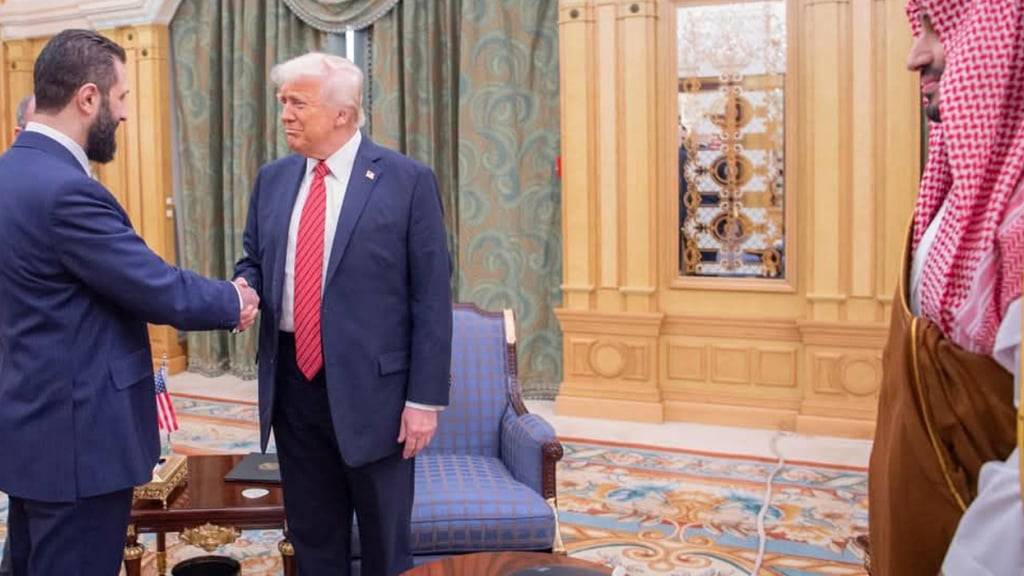 HANDOUT - Der syrische Interimspräsident Ahmed al-Scharaa und Präsident Donald Trump. Foto: Saudi Royal Palace/Saudi Royal Palace/AP/dpa