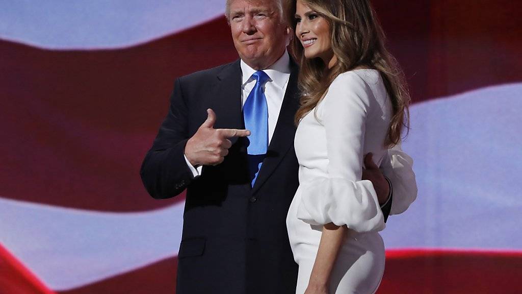Präsidentschaftsanwärter Donald Trump führt seine Frau Melania beim Parteitag als Rednerin ein und überrascht mit seinem Aufkreuzen am ersten Tag der Veranstaltung der Republikaner.