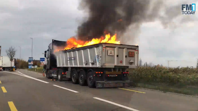 Lastwagen mit Batterien brannte