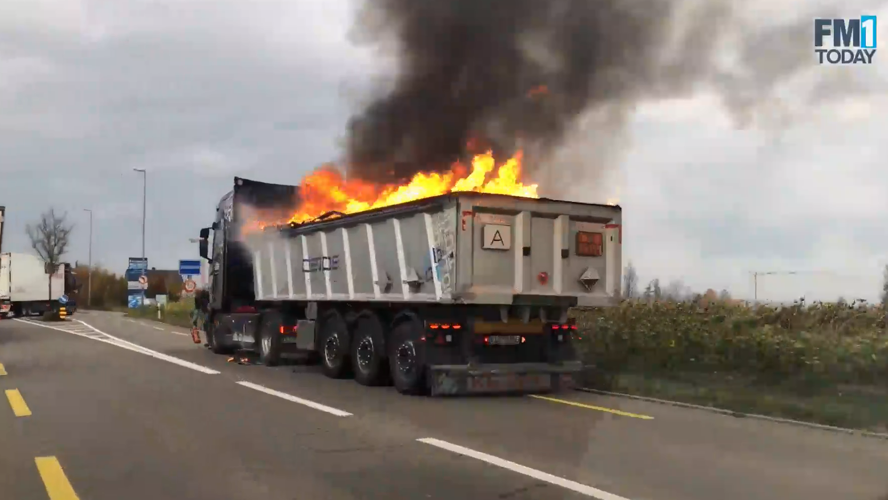 Die Ladung des Lastwagens brannte bei Bottighofen lichterloh.