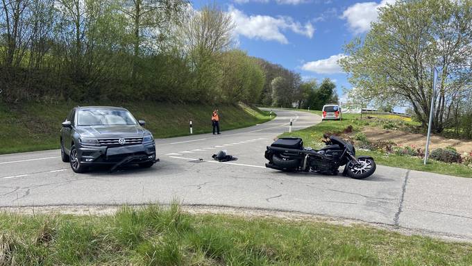 Auto kollidiert beim Abbiegen mit Motorrad – zwei Verletzte