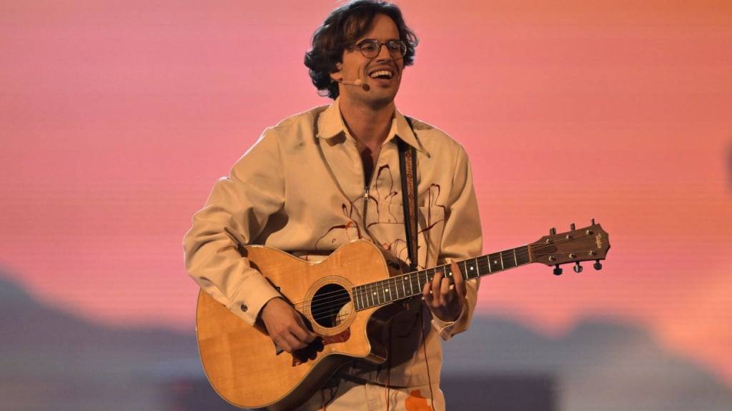 Sänger und Gitarrist João Guilherme Gomes der portugiesischen Band Napa am ersten ESC-Halbfinal. Mit der Indie-Pop-Nummer «Deslocado» hat sich die Band für den Final vom Samstag qualifiziert. (KEYSTONE/Georgios Kefalas)