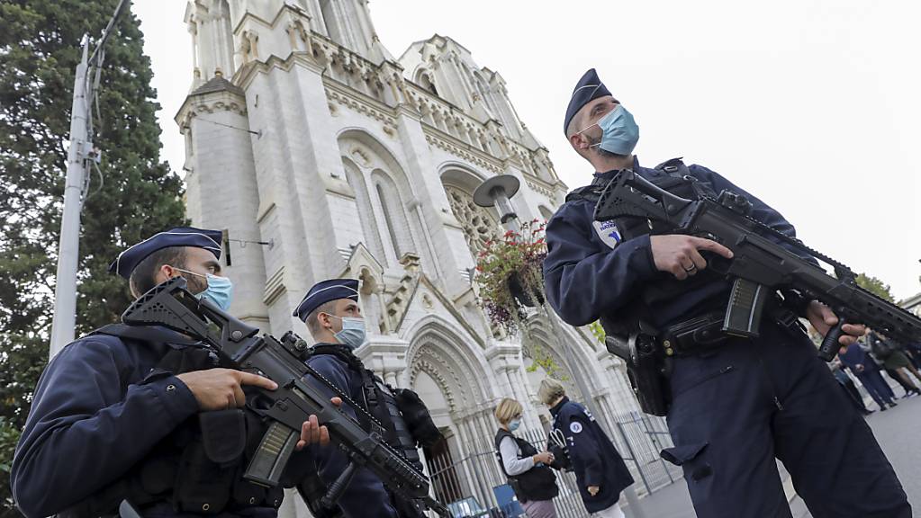 Polizisten stehen nach einer Messerattacke in der Nähe der Kirche Notre-Dame Wache.