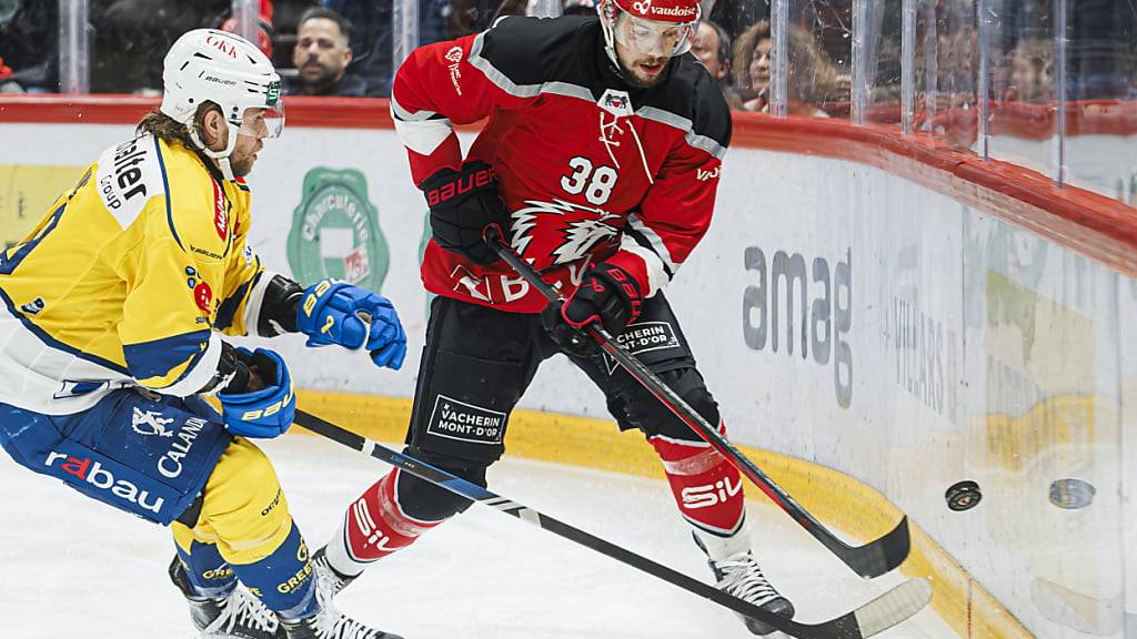 Der noch für Lausanne spielende Verteidiger Lukas Frick (rechts) im März 2024 im Kampf um den Puck mit dem Davoser Verteidiger Sven Jung