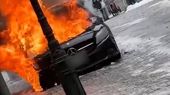 Mercedes geht mitten in Horgen in Flammen auf